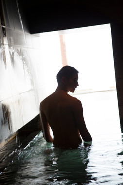 （C）『田口淳之介 写真集　On the Moon』（宝島社）