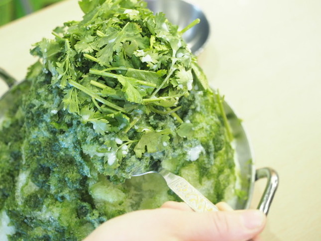 仕上げにパクチーを盛り付ける
