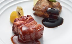 黒酢と紅麹の豚角煮二種