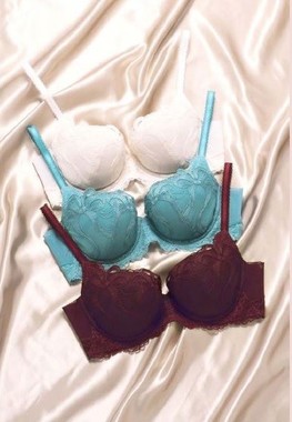 リボンの刺繍が女性らしさを演出！
