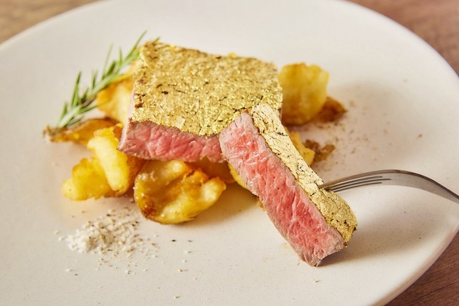 思わず写真を撮りたくなる「金肉ステーキ」