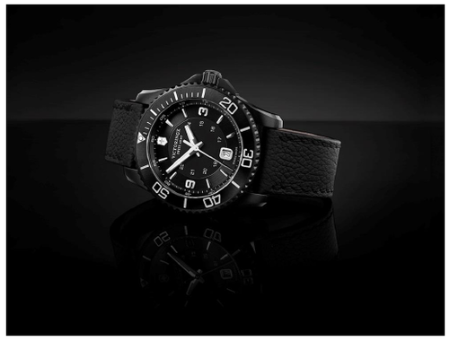 シンプルながらインパクトのあるオールブラックモデル登場！