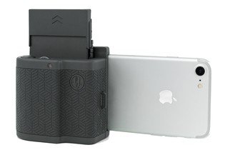 iPhoneに簡単装着、その場で写真をシェアできる
