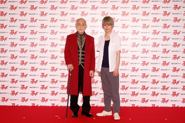 前作に引き続き共演する津川雅彦さん（左）と本郷奏多さん（右）