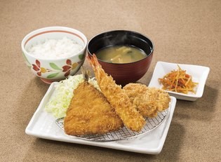 ミックスフライ定食（プレスリリースより、以下同）