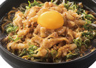 総重量は1.2キロ...「すた丼」「ラーメン」の最強コラボ　「肉盛りすたみな麺」が全国発売