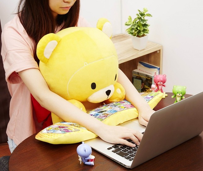 「ベアッガイIII　PCクッション」(C) 創通・サンライズ