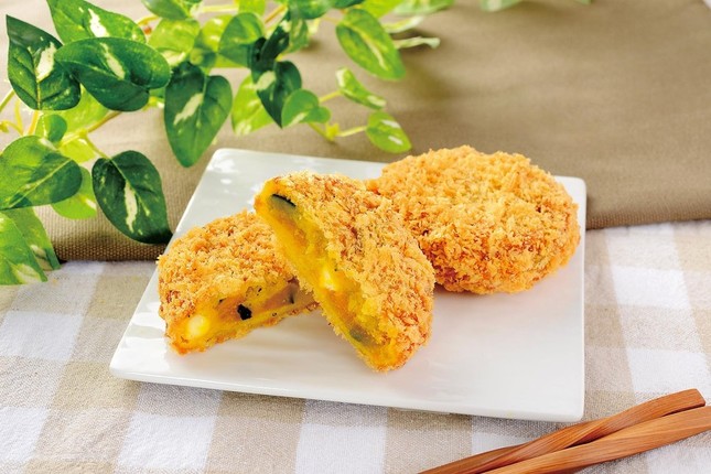 かぼちゃとクリームチーズのコロッケ（90円）はおやつやおつまみに　10月17日発売