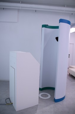 筒状のマシンに入って…