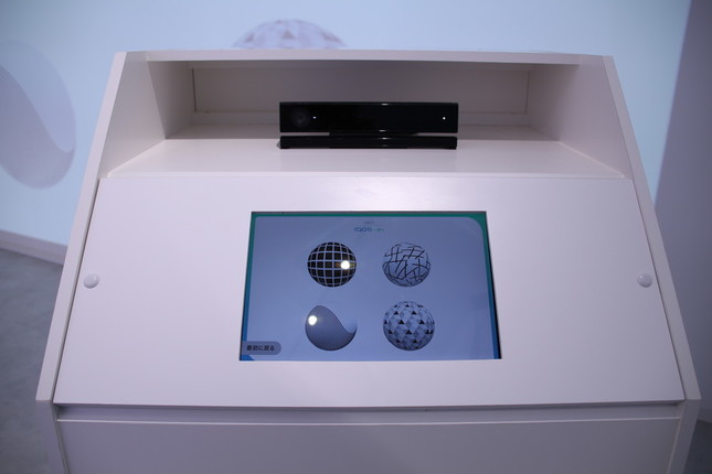 モニターで質問に回答。モニター上部に設置されたカメラで全身をスキャンする