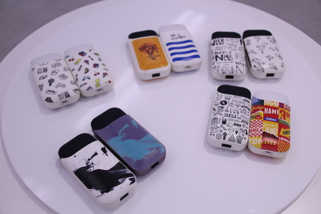 アーティストデザインのケース。こちらも購入可能。