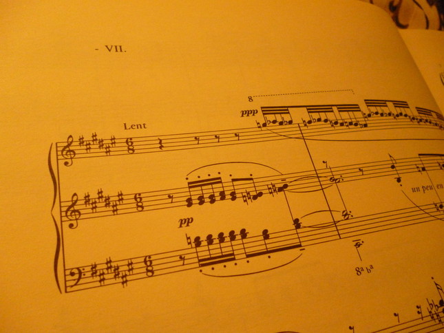 曲は神秘的な響きで始まる