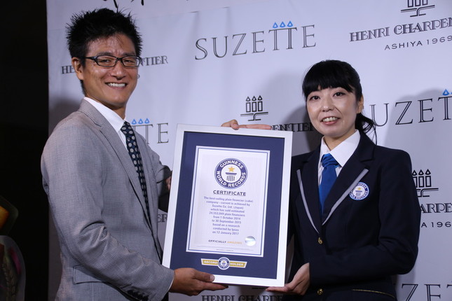 蟻田剛毅社長（左）、ギネス公式認定員の石川佳織氏