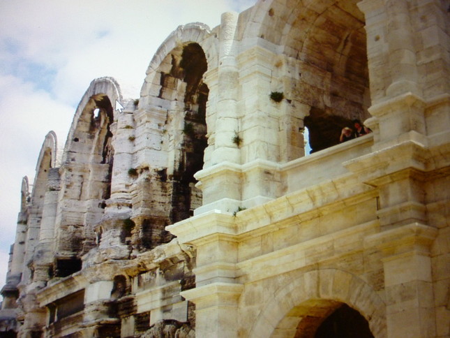 原作、『アルルの女』の舞台となった南仏アルルの闘技場