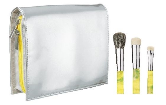 熊野の職人のこだわり化粧筆を華やかなポーチに入れて
