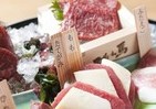 馬刺しが834円（バサシ）で食べ放題！　「馬肉バル 跳ね馬 池袋店」1周年記念