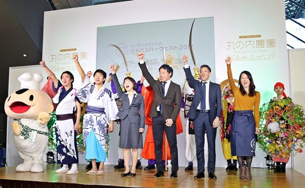 農林水産省 食料産業局 食文化・市場開拓課の西経子課長（右から4人目）らが開幕を宣言
