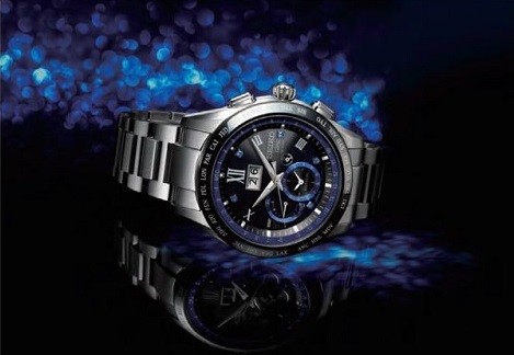 天然ブルーサファイアをあしらった華やかな中にも静寂を表現したモデル
