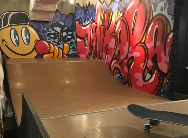 カラオケでスケボーを楽しめる（写真は、施行中に撮影）
