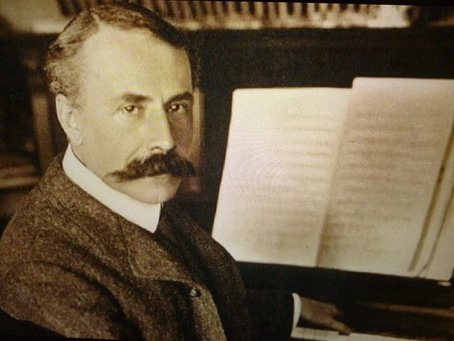 ピアノの前に座るエルガー