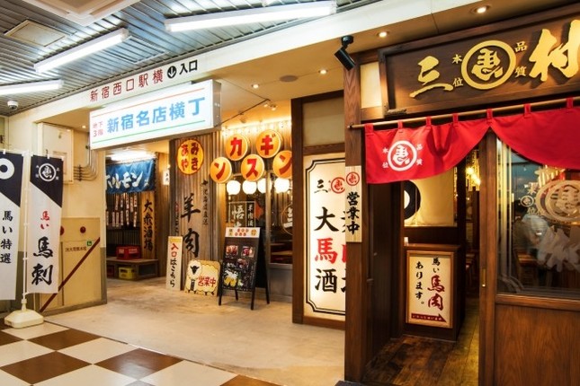 エレベーターを降りるそこは昭和にタイムスリップしたかのような肉の横丁