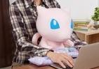 抱きしめ続けて！　幻のポケモン「ミュウ」がPCクッションで登場
