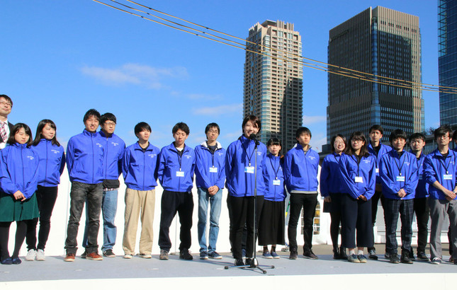 開会式であいさつする早稲田大学・芝浦工業大学チーム