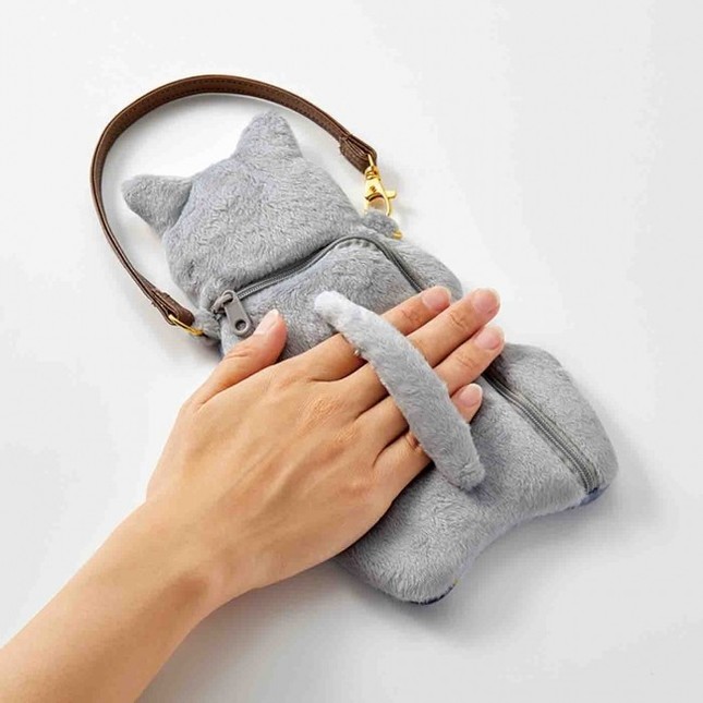 しっぽに手を通せばスマホを落とさずにすむ