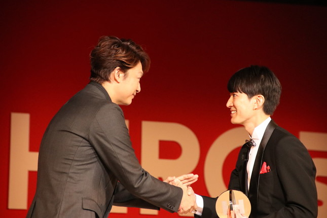 世界ゆるスポーツ協会代表の澤田智洋さんと握手