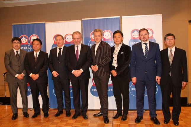 （左から）小松潔氏（日本経済新聞）、山本敏博氏（電通）、ドミトリー・チェルニシェンコ氏（ガスプロム・メディア）、ワレリー・ゲルギエフ氏（指揮者）、ワディム・レービン氏（ヴァイオリニスト）、横山幸雄氏（ピアニスト）、アレクサンダー・ジェラフスキー氏（ロシア文化副大臣）、相木俊宏（外務省欧州局審議官）／「ロシア・イン・ジャパン実行委員会」設立記者発表会より