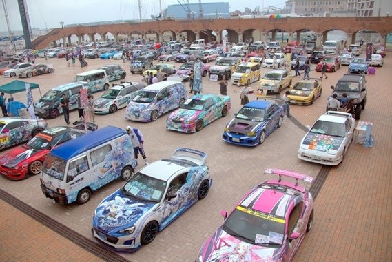 ずらりと並ぶ痛車