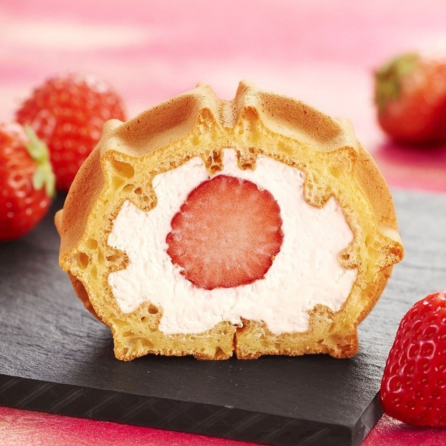 「贅沢あまおうロール」