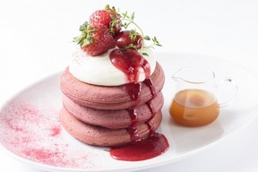 「レッドベルベットパンケーキ ～チーズクリーム仕立て～」