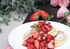 「幸せのパンケーキ」銀座店オープン　ふわっふわな「薔薇と国産いちごのパンケーキ」先行発売