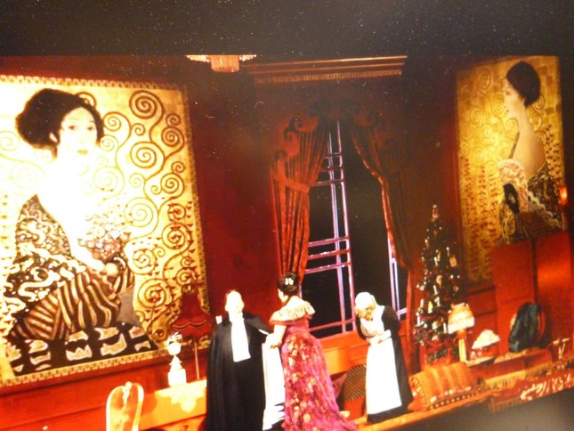 音楽もウィーン風なら舞台装置もウィーン世紀末を意識させるものが多い・・写真はニューヨークのメトロポリタンオペラ