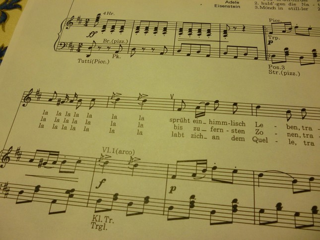第2幕の舞踏会の華やかなシーンで歌われる『ぶどう酒の川の流れに』の楽譜