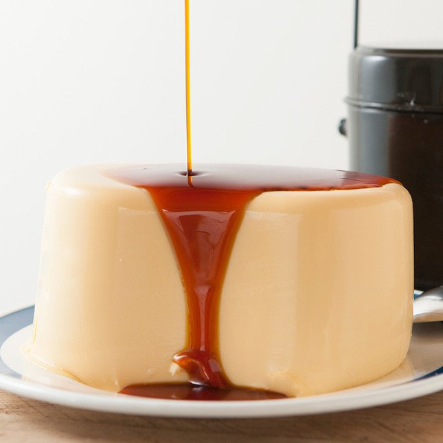 カラメルソースをつけて召し上がれ（画像は「成田ゆめ牧場」オンラインショップより）