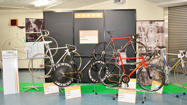 多数のオーダーメイド自転車が展示