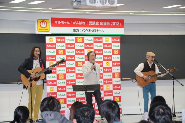 フォークグループ、海援隊の名曲「贈る言葉」を熱唱