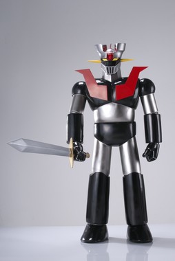 黒と銀が基調の「鉄の城」ビッグに降臨
