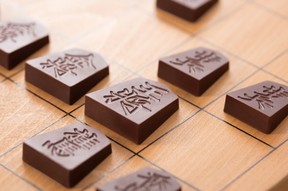 将棋の駒の形をしたチョコレート