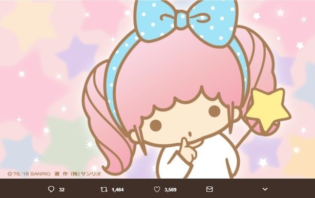 髪をゆるく巻いた「ララ」（画像は「キキ＆ララ」公式ツイッターより）