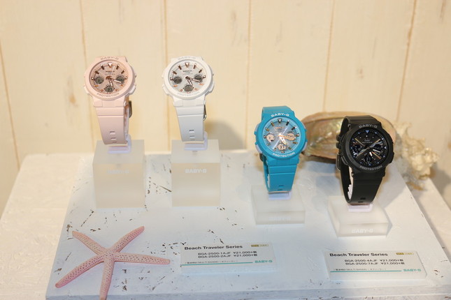 「BABY-G」の夏のビーチをテーマにした「Beach Traveler Series」（18年4月～5月発売）。透き通る海をイメージしたブルー、太陽の光を反射し輝く貝殻のピンク、真っ白な砂浜のホワイト等を各モデルにカラーリングしている