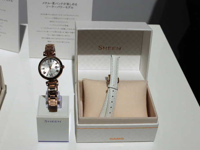 「SHEEN」のソーラーモデル「SHS-4502」（18年5月発売）。ピンクゴールドのメタルバンドとホワイトの革バンドがセットになっており、簡単に着け外しができる