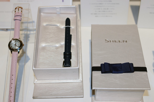 「SHEEN」の小型の電波ソーラーモデル「SHW-5000」（18年5月発売）。春夏らしいパステルピンクと、シックで洗練されたネイビーの革バンドがセットになっており、その日の気分で交換できる
