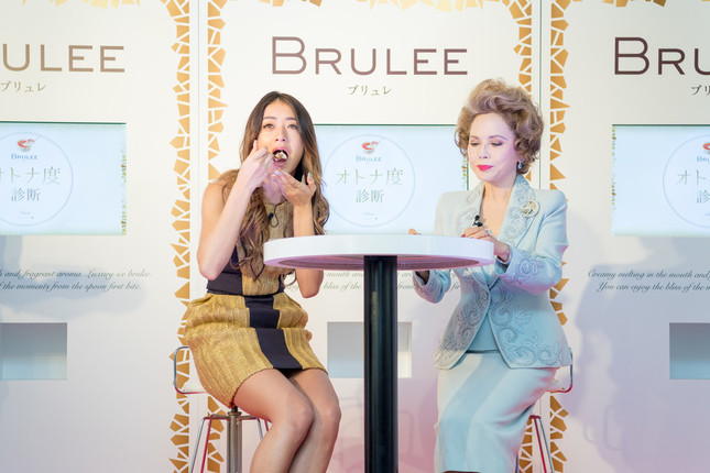 おいしそうにブリュレを食べるみちょぱさん（写真左）