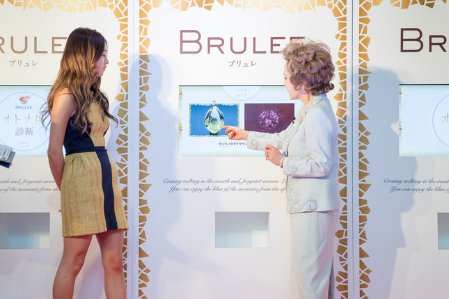 「オトナ診断」に挑戦するデヴィ夫人（写真右）