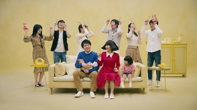 2児の母となり、ポッキーを片手に盛り上がる30代