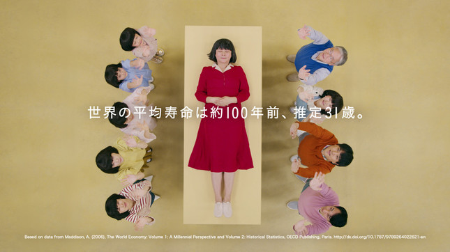 家族に見守られベッドに眠る70代