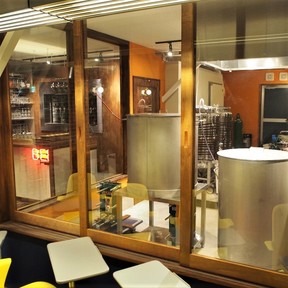 店内のビール醸造所